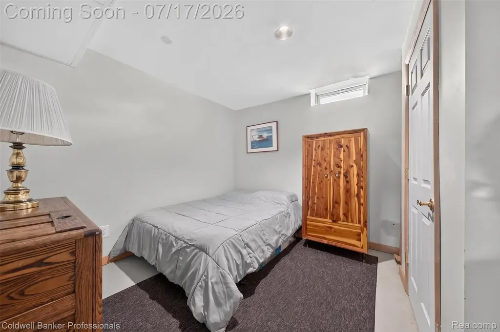 26606 Hales Street Madison Heights City MI 48071