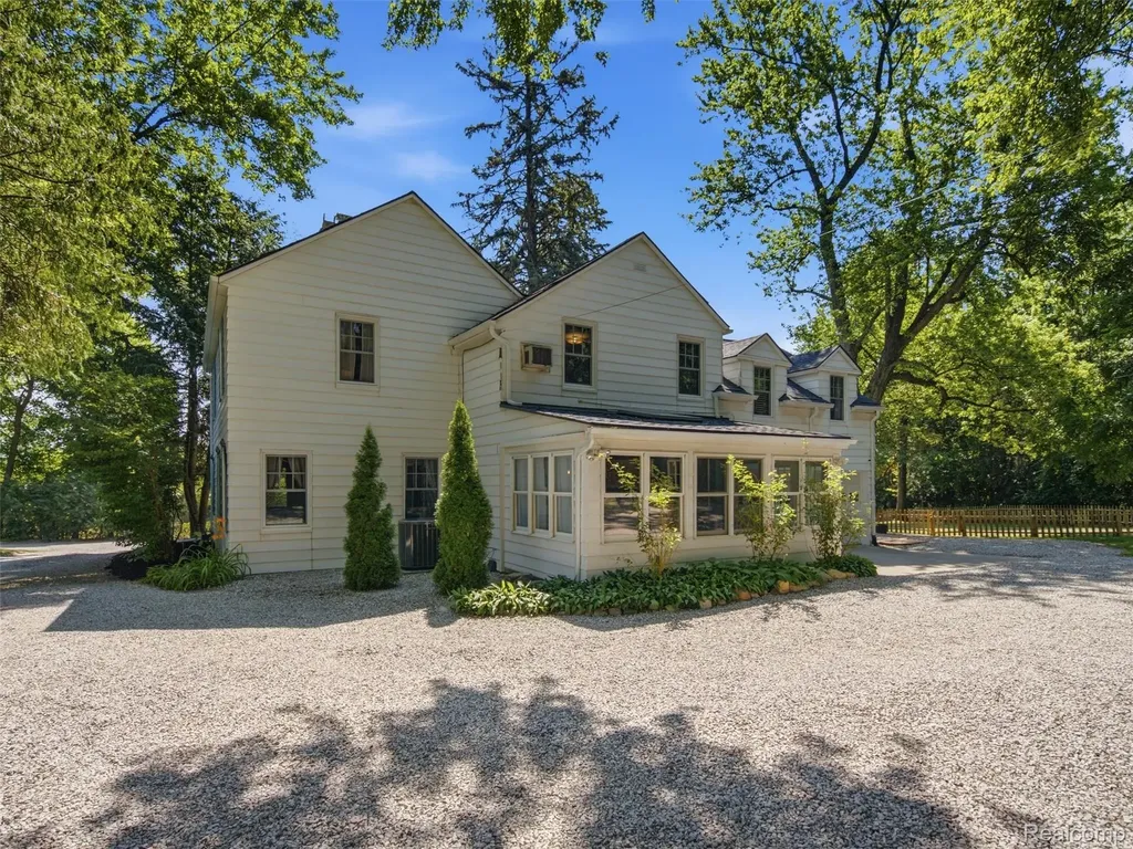 1200 Lake Place Bloomfield Hills City MI 48302