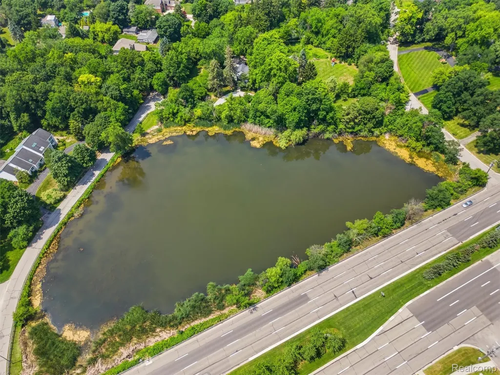 1200 Lake Place Bloomfield Hills City MI 48302