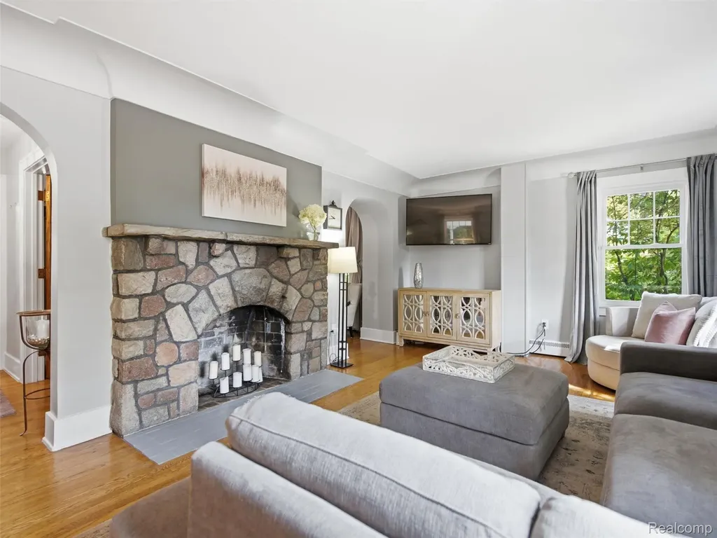1200 Lake Place Bloomfield Hills City MI 48302