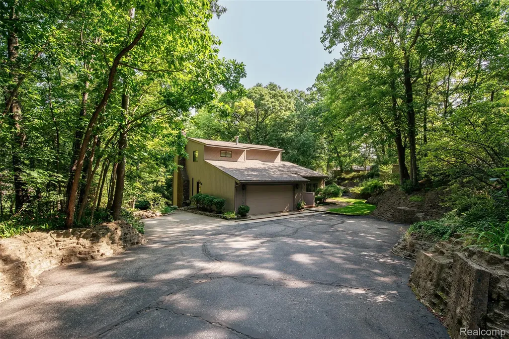 8878 Minne Wanna Road Independence Charter Township MI 48348