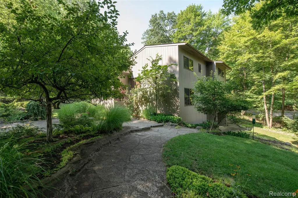 8878 Minne Wanna Road Independence Charter Township MI 48348