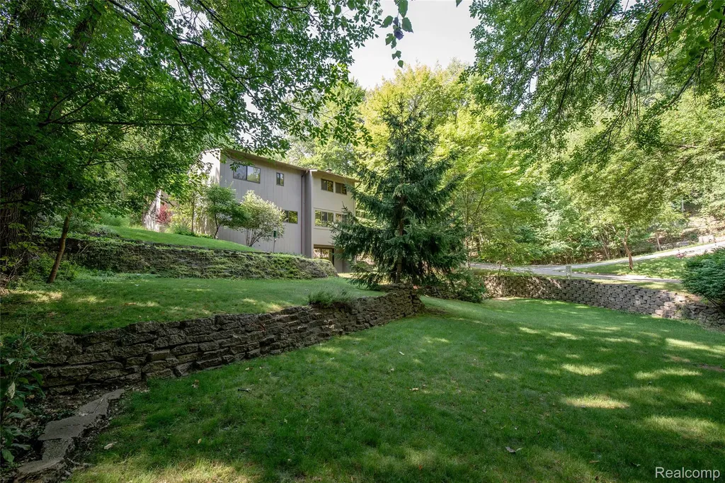 8878 Minne Wanna Road Independence Charter Township MI 48348