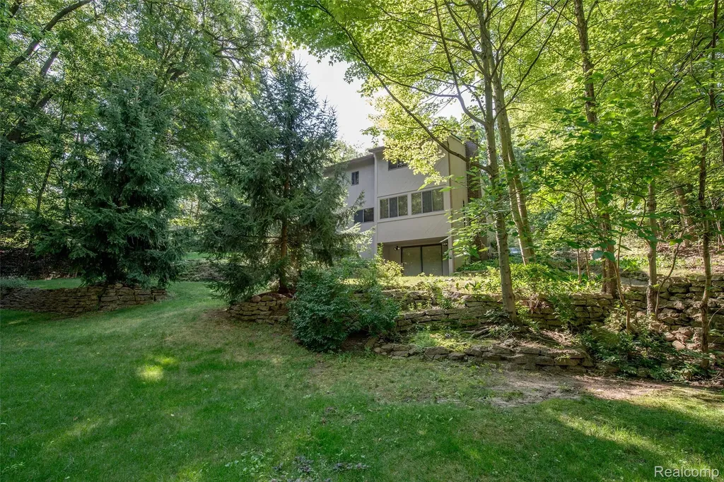 8878 Minne Wanna Road Independence Charter Township MI 48348