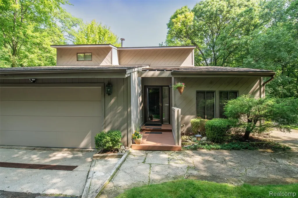 8878 Minne Wanna Road Independence Charter Township MI 48348