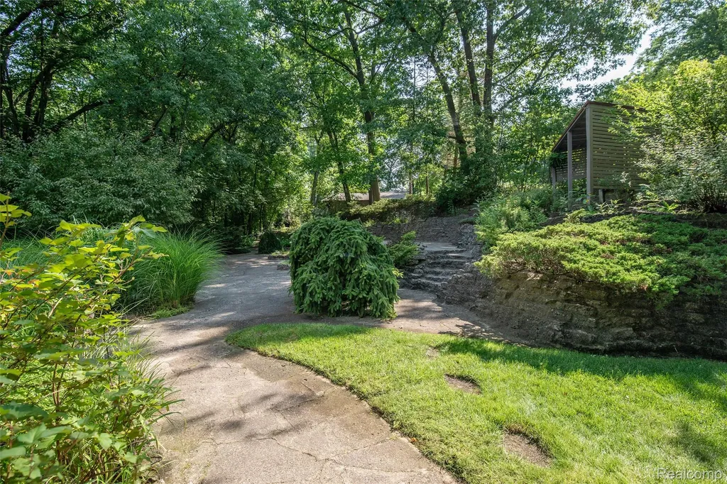 8878 Minne Wanna Road Independence Charter Township MI 48348