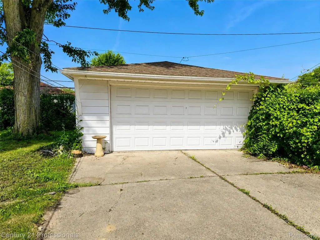 8563 Centralia Street Dearborn Heights City MI 48127