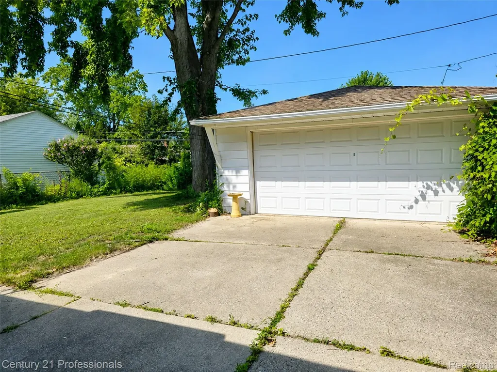 8563 Centralia Street Dearborn Heights City MI 48127