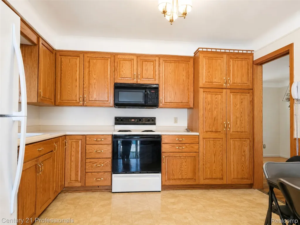 8563 Centralia Street Dearborn Heights City MI 48127