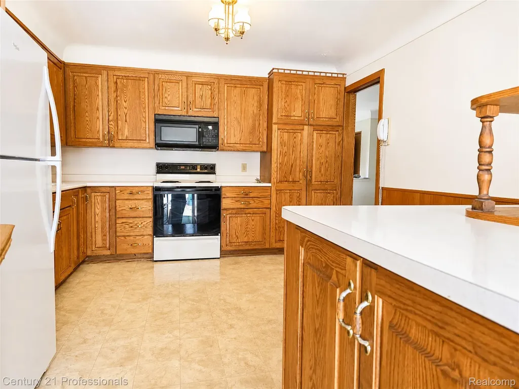 8563 Centralia Street Dearborn Heights City MI 48127