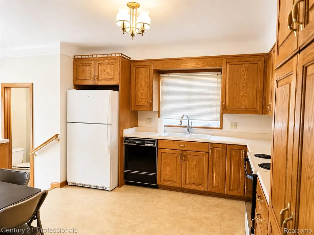 8563 Centralia Street Dearborn Heights City MI 48127
