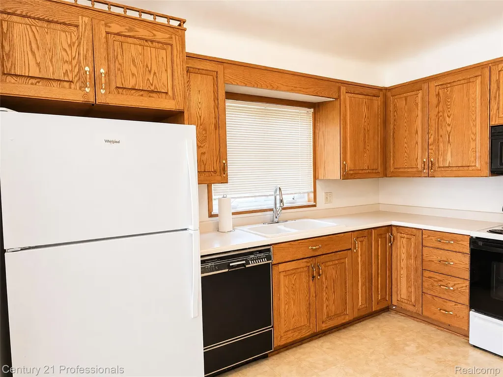 8563 Centralia Street Dearborn Heights City MI 48127