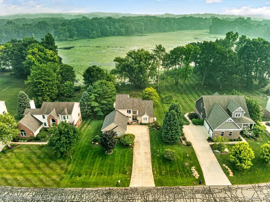 2915 Allison Lane Highland Charter Township MI 48357