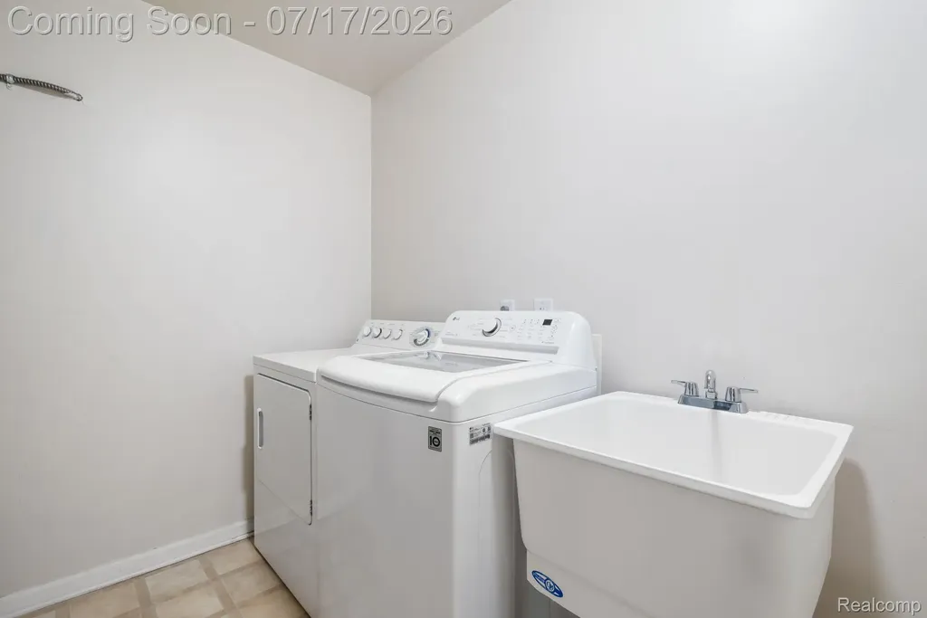 12121 Hidden View Court Utica City MI 48315