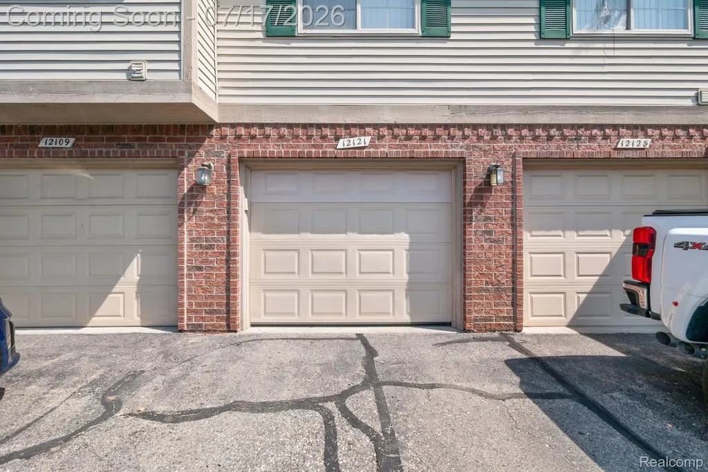 12121 Hidden View Court Utica City MI 48315