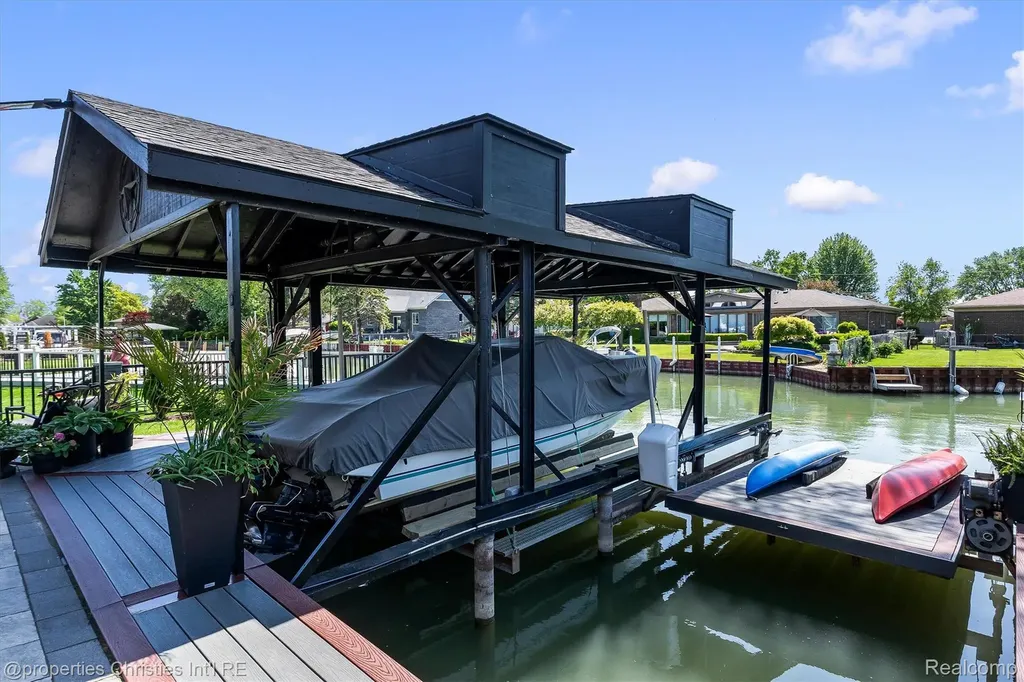 41245 Belvidere Street Harrison Charter Township MI 48045