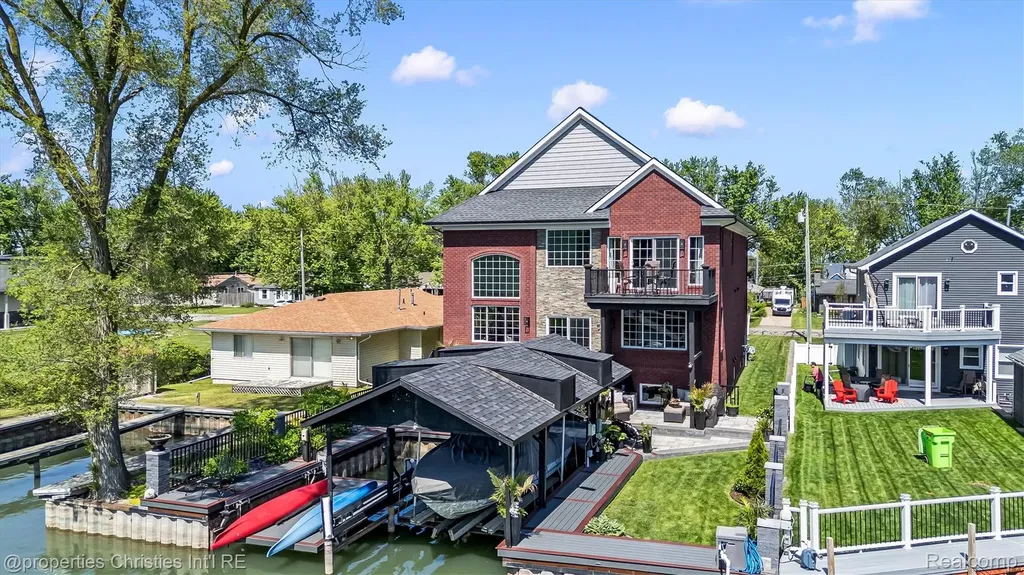 41245 Belvidere Street Harrison Charter Township MI 48045