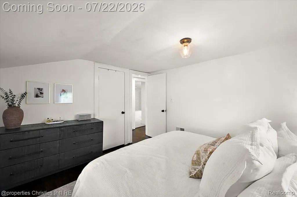 1364 Humphrey Avenue Birmingham City MI 48009
