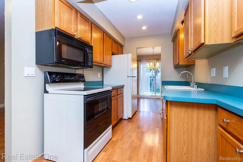 111 Manor Way Rochester Hills City MI 48309