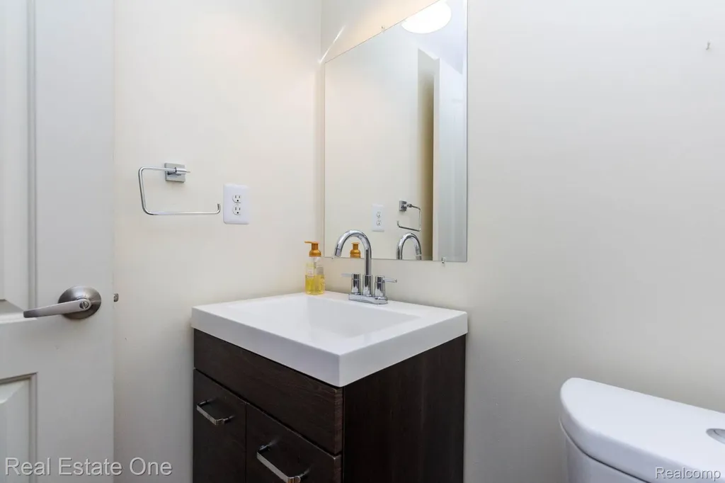 111 Manor Way Rochester Hills City MI 48309