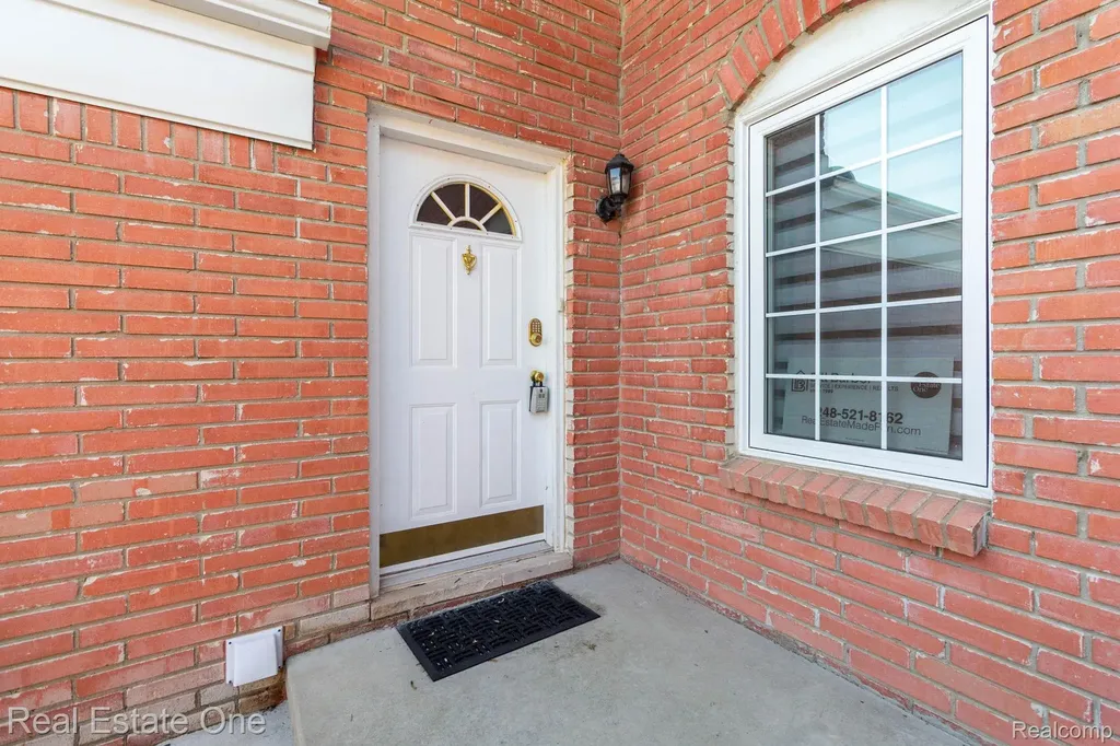 111 Manor Way Rochester Hills City MI 48309