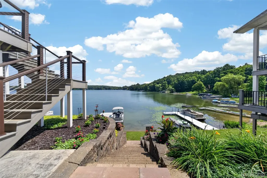 2770 Cozy Cove Waterloo Township MI 49240