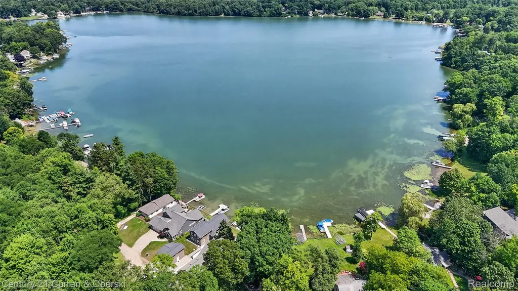 2770 Cozy Cove Waterloo Township MI 49240