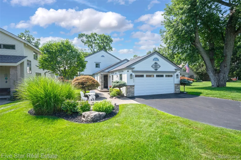 8931 Edgewood Park Drive Commerce Charter Township MI 48382