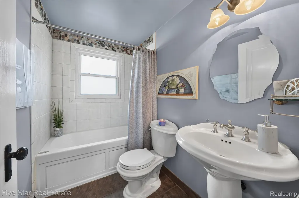 8931 Edgewood Park Drive Commerce Charter Township MI 48382