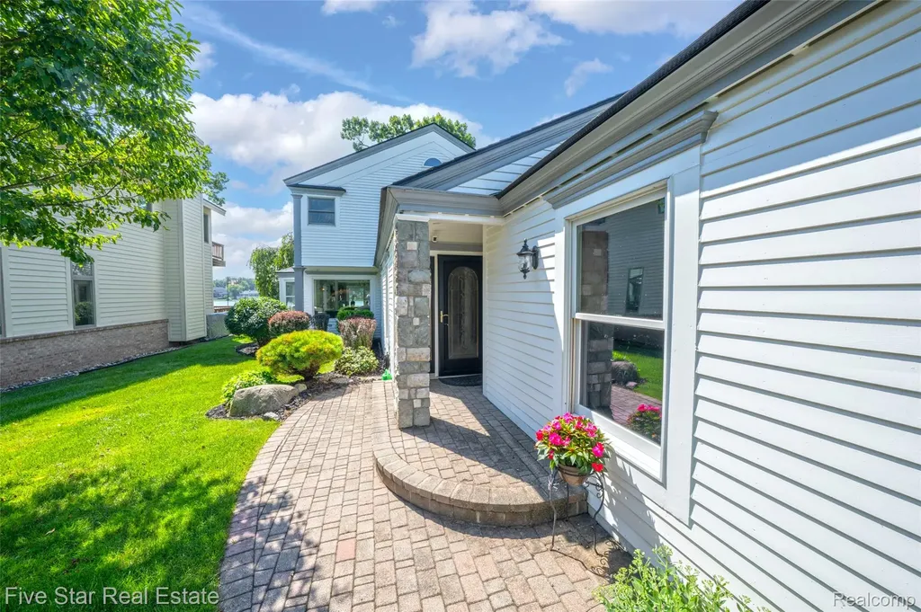 8931 Edgewood Park Drive Commerce Charter Township MI 48382