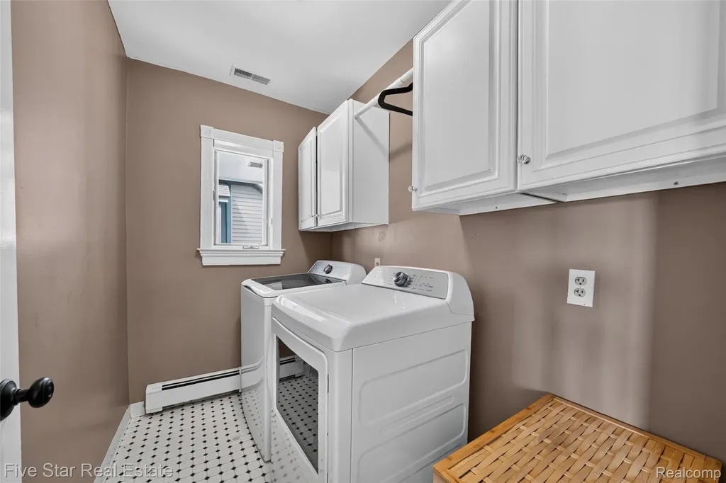 8931 Edgewood Park Drive Commerce Charter Township MI 48382