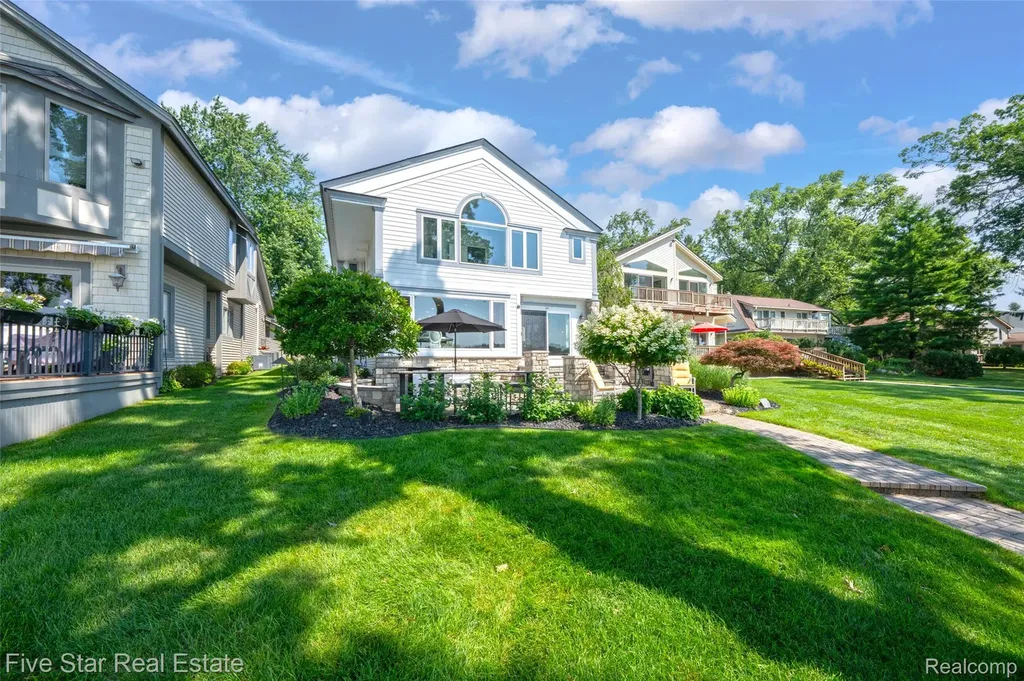 8931 Edgewood Park Drive Commerce Charter Township MI 48382