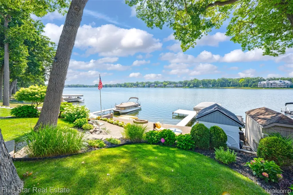 8931 Edgewood Park Drive Commerce Charter Township MI 48382