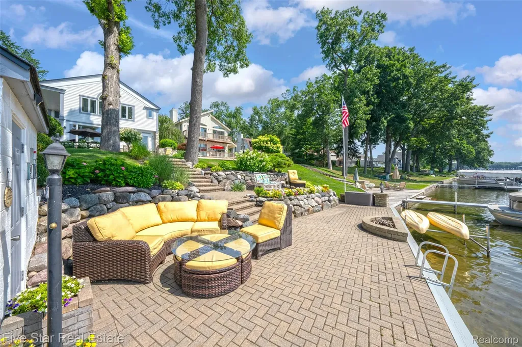 8931 Edgewood Park Drive Commerce Charter Township MI 48382