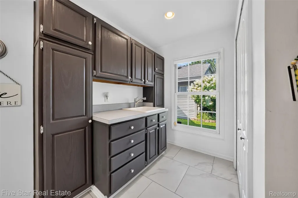 8931 Edgewood Park Drive Commerce Charter Township MI 48382