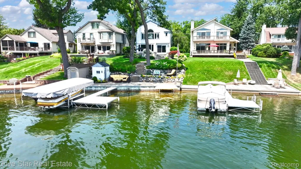 8931 Edgewood Park Drive Commerce Charter Township MI 48382