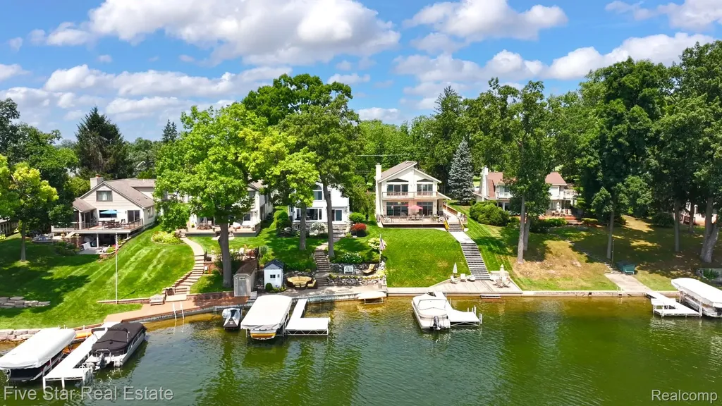 8931 Edgewood Park Drive Commerce Charter Township MI 48382