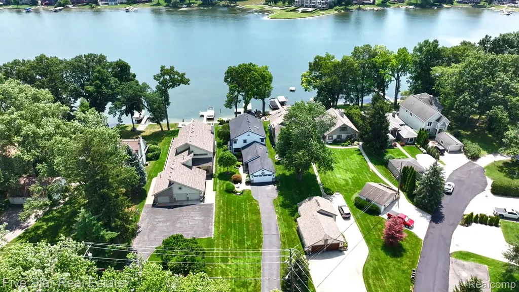 8931 Edgewood Park Drive Commerce Charter Township MI 48382