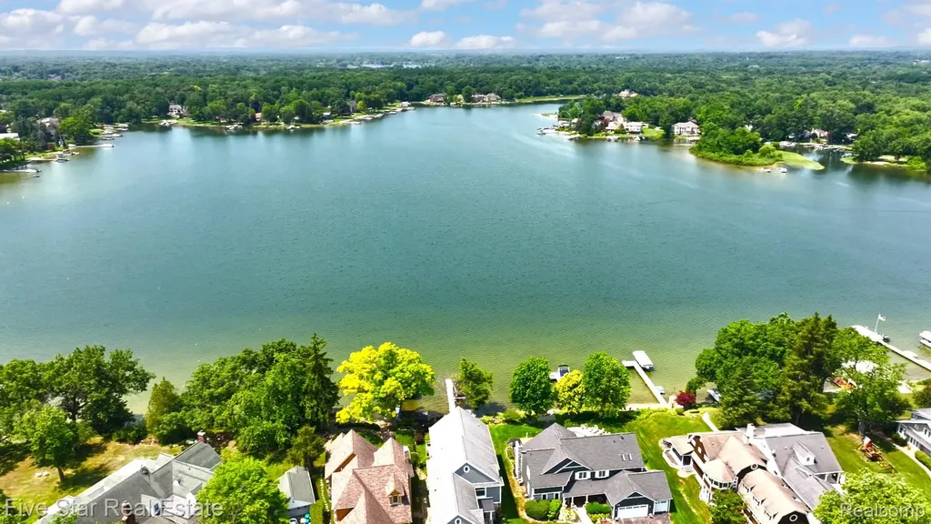 8931 Edgewood Park Drive Commerce Charter Township MI 48382