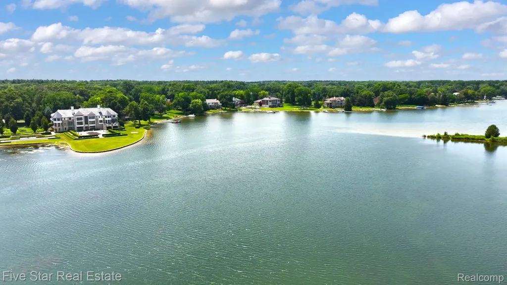 8931 Edgewood Park Drive Commerce Charter Township MI 48382