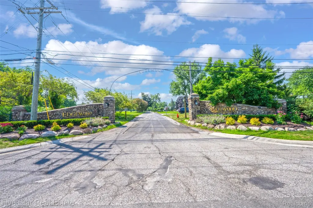 8931 Edgewood Park Drive Commerce Charter Township MI 48382