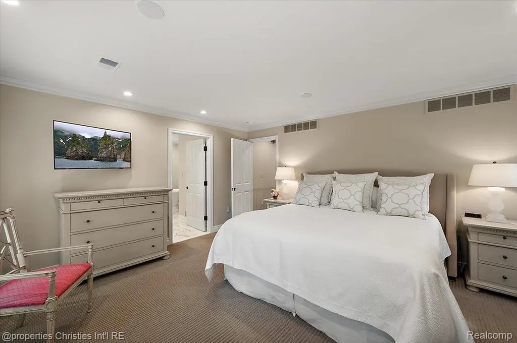 469 Bonnie Brier Street Birmingham City MI 48009