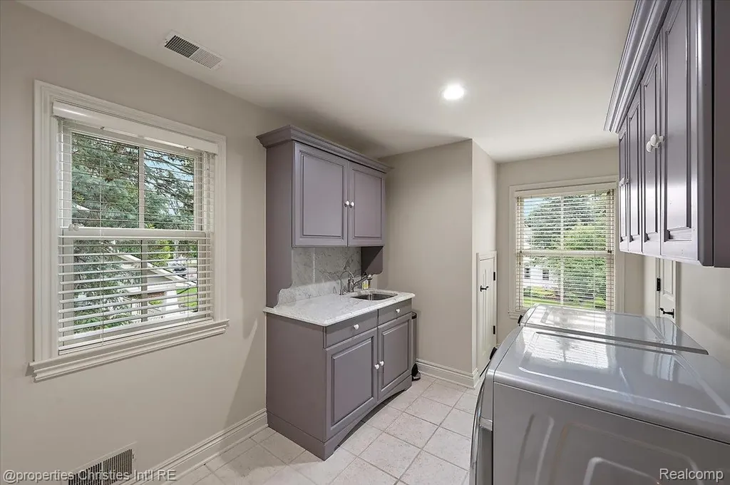 469 Bonnie Brier Street Birmingham City MI 48009
