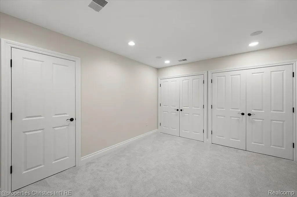 469 Bonnie Brier Street Birmingham City MI 48009