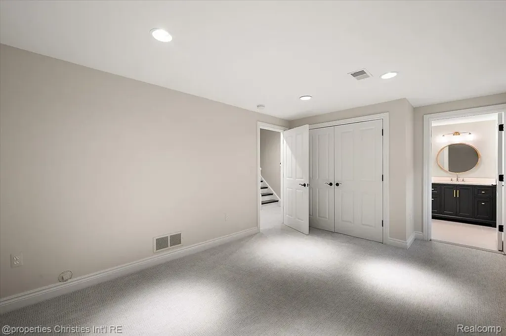 469 Bonnie Brier Street Birmingham City MI 48009