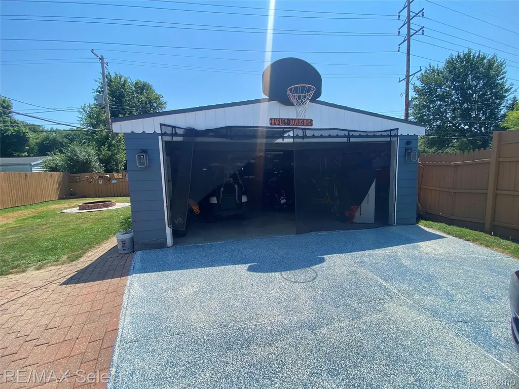 818 Mckeighan Avenue Flint City MI 48507