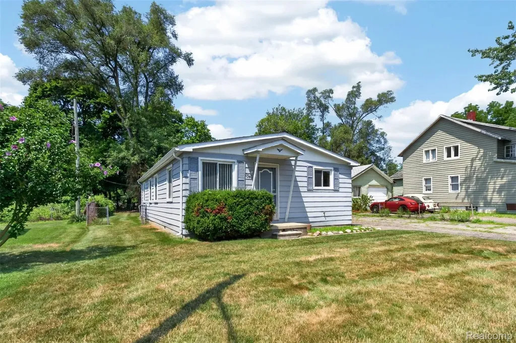2340 Hester Court Keego Harbor City MI 48320