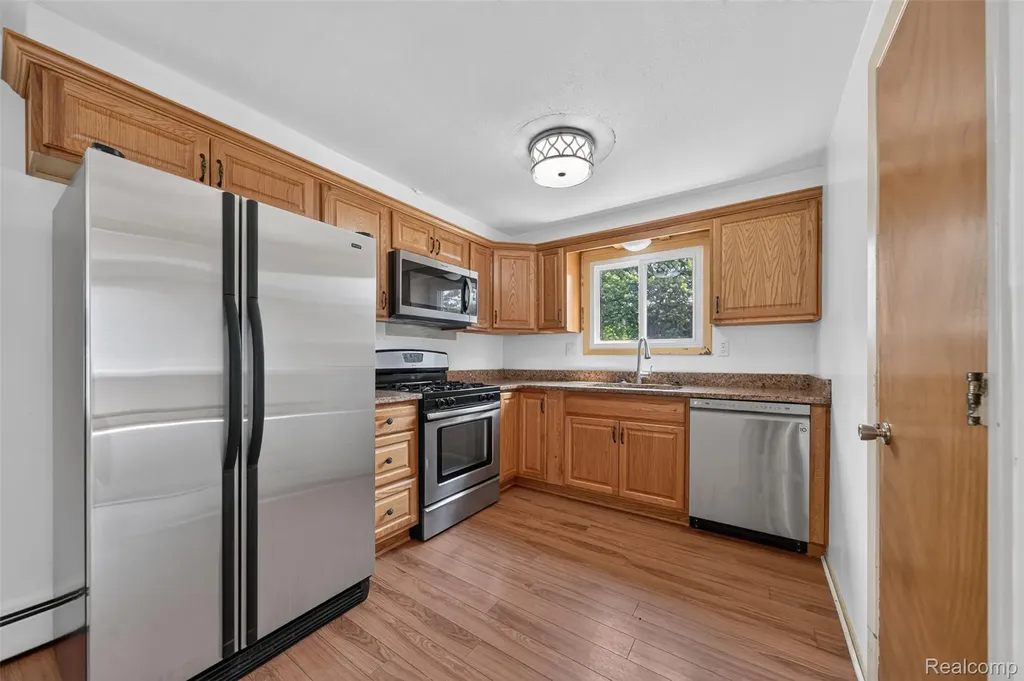 2340 Hester Court Keego Harbor City MI 48320