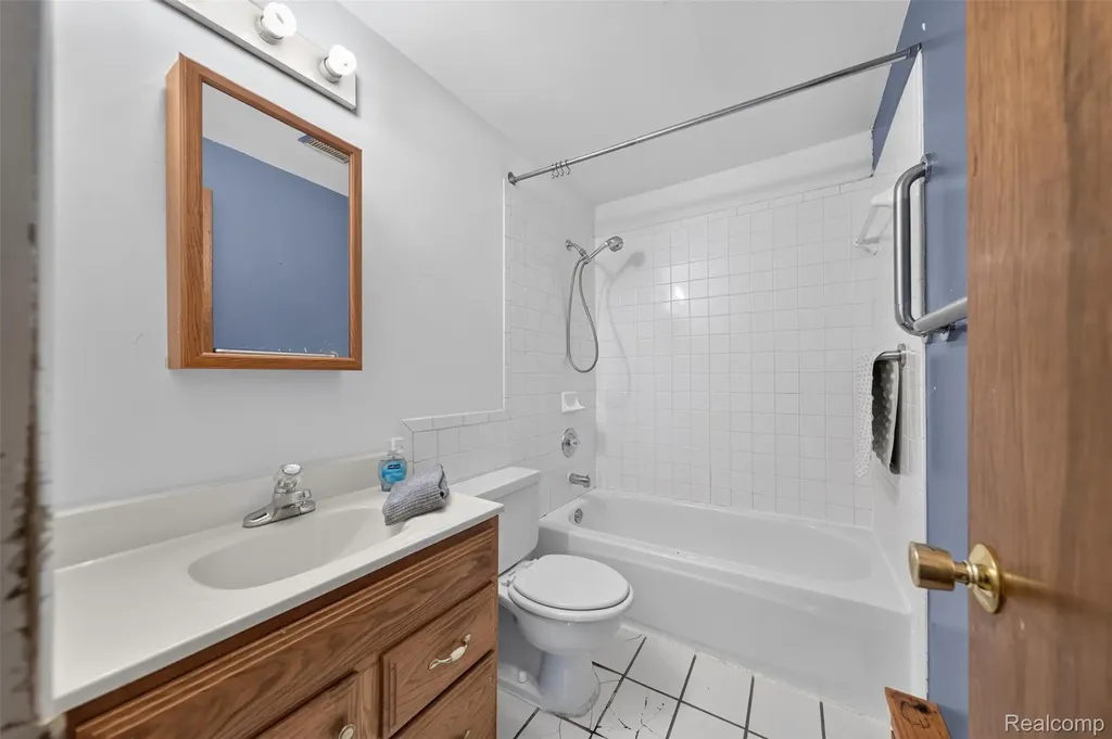 2340 Hester Court Keego Harbor City MI 48320