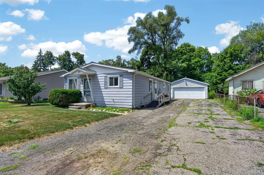 2340 Hester Court Keego Harbor City MI 48320